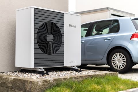 Wärmepumpe Außeneinheit (air-to-water heat pump outdoor unit) — Mueller felix, CC BY-SA 4.0
